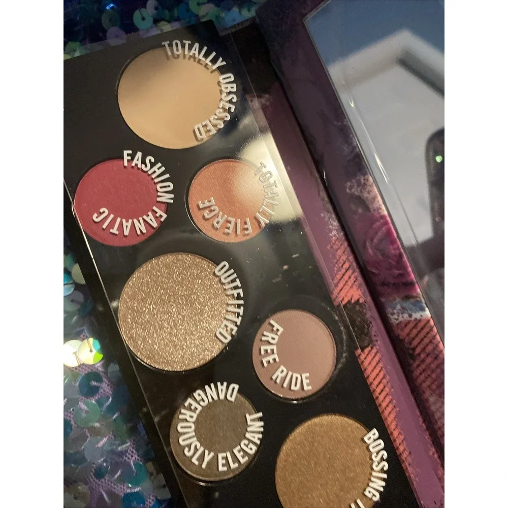 MAC - RISK TAKER - EYE SHADOW X 8 + HIGHLIGHTER PALETTE - NEW DISCONTINUED